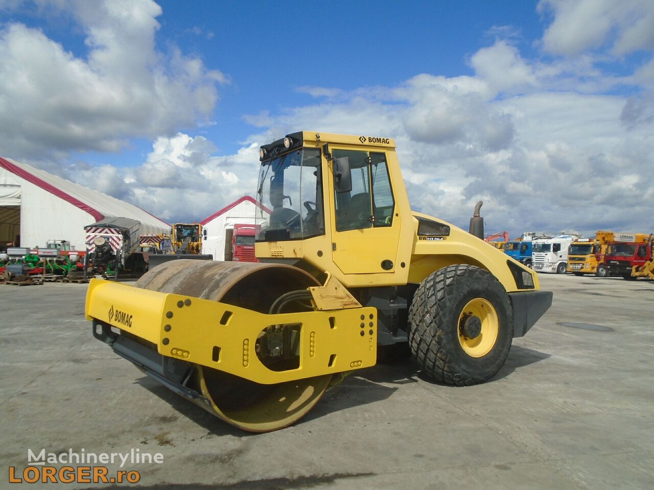 вибрационен валјак за земја BOMAG BW213 DH-4